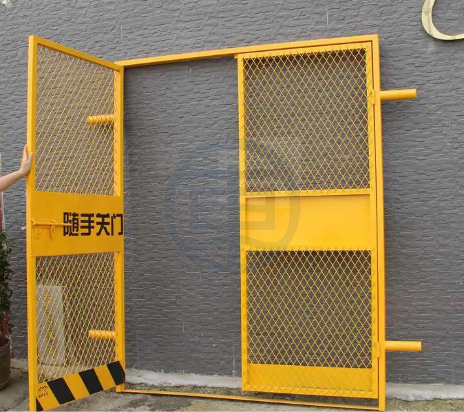 施工電梯防護門的作用